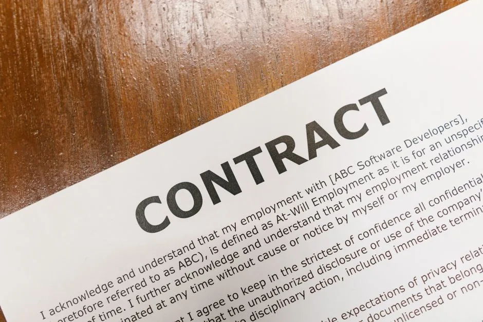 Contrat d’assurance ouvert sur ses conditions générales, annoté en marge.